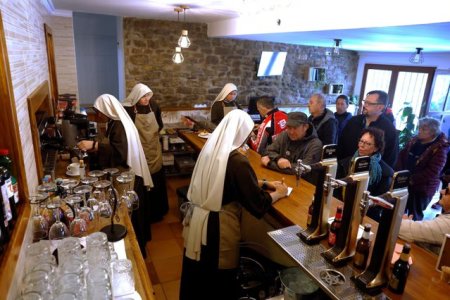 Bar deschis de <span style='background:#EDF514'>CALUGARI</span>te intr-un sanctuar antic din Spania, unde turistii insetati pot bea bere