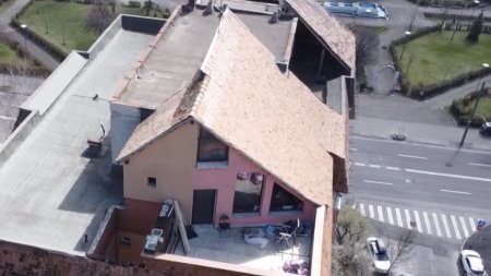 Un barbat si-a construit o casa pe acoperisul unui bloc cu opt etaje din Brasov. Proprietarul a primit toate avizele