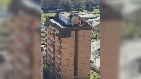 Un barbat din Brasov si-a facut o <span style='background:#EDF514'>VILA</span> pe acoperisul unui bloc de opt etaje. Cum a construit-o complet legal