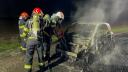 O <span style='background:#EDF514'>MASINA ELECTRICA</span> a luat foc in mers si a ars complet, din cauza unui scurtcircuit, pe un drum din Timis