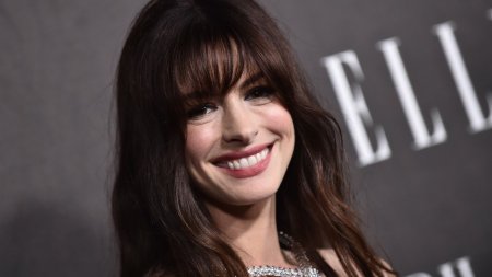 <span style='background:#EDF514'>ANNE HATHAWAY</span> a pierdut o sarcina in timp ce juca rolul unei gravide. Trebuia sa nasc pe scena in fiecare seara