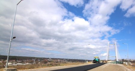 Primele imagini cu asfaltarea podul hobanat, cel mai mare proiect de infrastructura din ultimii 30 de ani din <span style='background:#EDF514'>GALATI</span> VIDEO