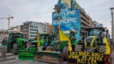 Aproximativ 250 de <span style='background:#EDF514'>TRACTOARE</span>, adunate in fata Consiliului European, in semn de protest. Fermierii au aruncat cu oua