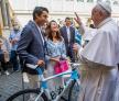 <span style='background:#EDF514'>BICICLETA</span> primita de Papa Francisc de la ciclistul Egan Bernal a fost vanduta la licitatie
