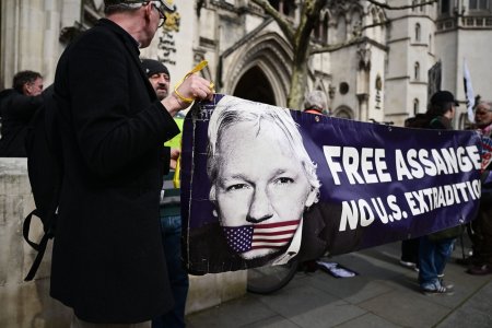 Zaharova sustine ca justitia britanica a devenit „o f<span style='background:#EDF514'>ARSA</span>” dupa ce a decis ca Julian Assange nu poate contesta inca decizia de extradare in SUA