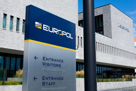 Fisiere sensibile, disparute sub <span style='background:#EDF514'>OCHII</span> vigilenti ai Europolului