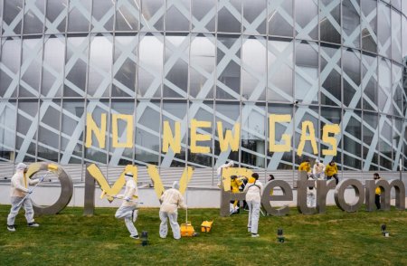 Activisti <span style='background:#EDF514'>GREENPEACE</span> protesteaza la sediul OMV Petrom, fata de proiectul Neptun Deep: Nu distrugeti Marea Neagra