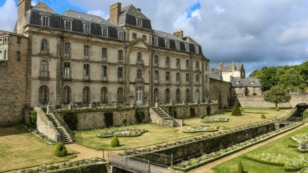 Descoperire spectaculoasa. Un castel de 600 de ani a fost gasit sub pamant | FOTO