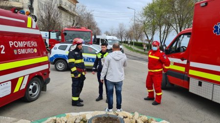 Accident intre un microbuz si o masina la <span style='background:#EDF514'>TECHIRGHIOL</span>. A fost activat planul rosu de interventie