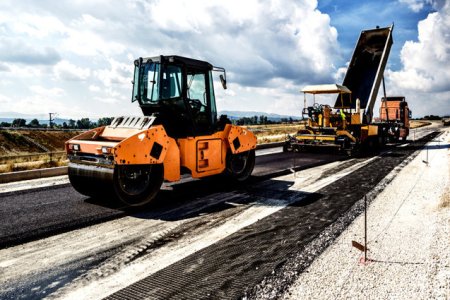 Investitie de 79,6 mil. lei pentru construirea unui drum nou de peste 3 km in O<span style='background:#EDF514'>RADE</span>a