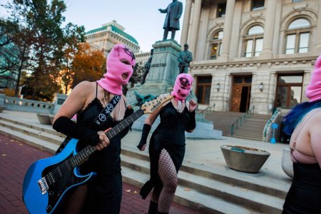 Lucy Shtein, componenta trupei Pussy Riot care a fugit spectaculos din Rusia, a primit 6 ani de inchisoare pentru ca a <span style='background:#EDF514'>CRITIC</span>at armata