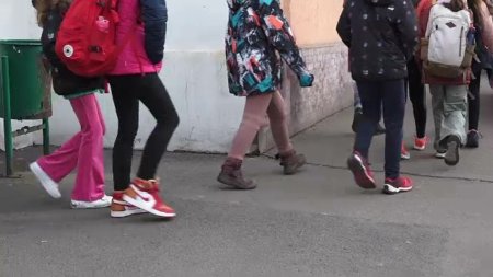 Un baiat de clasa I din Mures isi terorizeaza colegii. Copiii ajung acasa cu urme de <span style='background:#EDF514'>LOVIT</span>uri pe corp. Sunt foarte speriati