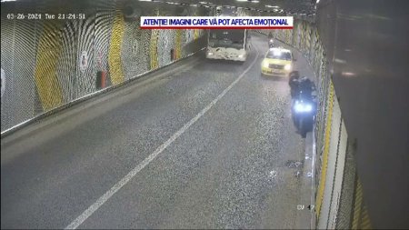 <span style='background:#EDF514'>MOMENTUL</span> in care un motociclist intra cu viteza in peretele Pasajului Unirii din Bucuresti, intr-o depasire. VIDEO