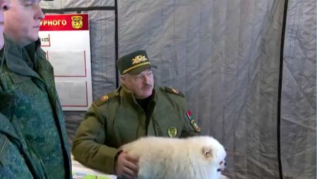 Dictatorul din Belarus vorbeste despre atacarea <span style='background:#EDF514'>POLO</span>niei! Si-a inspectat trupele impreuna cu catelul sau alb si pufos