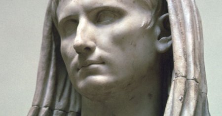 Cel mai bogat imparat al Imperiului Roman. A fost unul dintre cele mai detestate personaje din Roma Antica, iar <span style='background:#EDF514'>SORA LUI</span> s-a casatorit cu cel mai mare rival al sau