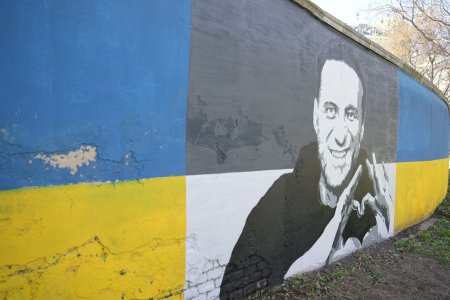 Doua portrete uriase ale lui Aleksei Navalnii au aparut in Viena, pictate langa un monument al <span style='background:#EDF514'>SOLDA</span>tilor sovietici care au cucerit orasul | FOTO
