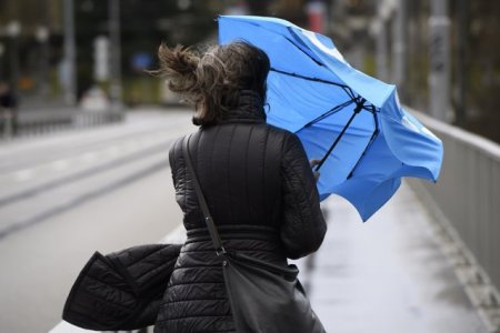 Cod galben de vant, joi dimineata, in sase judete din tara