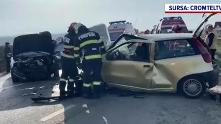 Accident violent intre doua masini in judetul Suceava. Patru <span style='background:#EDF514'>AMBULANTE</span> au fost trimise la fata locului