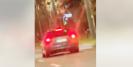 Amenda simbolica pentru cei prinsi cocotati pe masini in mers. Un <span style='background:#EDF514'>TANA</span>r din Brasov, prins de politisti