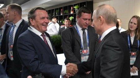 Pace pe prietenie. Schroder spune ca relatia buna pe care o are cu Putin ar putea ajuta la incheierea <span style='background:#EDF514'>RAZBOIU</span>lui din Ucraina