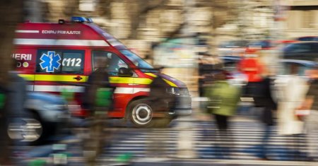 Situatie periculoasa intr-un magazin din Bucuresti. <span style='background:#EDF514'>TAVANUL</span> s-a prabusit peste o clienta de 70 de ani. Victima a fost transportata la spital