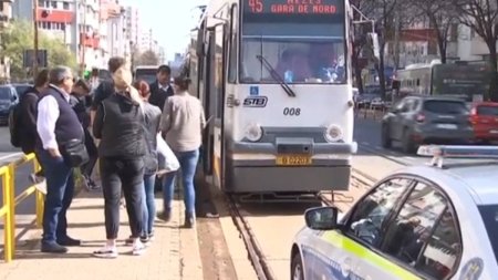 Femeie, lovita de tramvai in Bucuresti. Circulatia este oprita