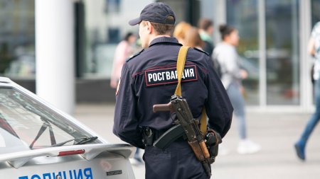 Jurnalist independent, batut si amenintat cu violente sexuale de politisti din Rusia. Alti patru au fost arestati