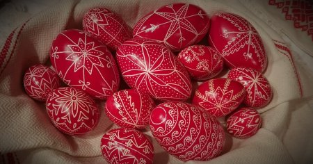Traditiile de Paste ale ceangailor din Sa<span style='background:#EDF514'>CELE</span>, in expozitie la Brasov. Cum arata ouale incondeiate