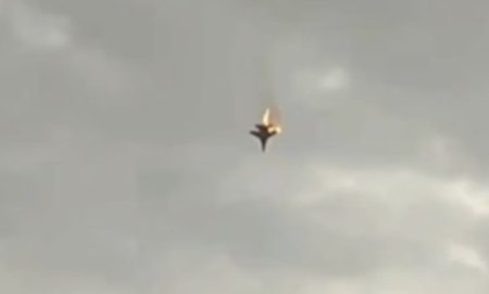 Rusii si-au doborat propriul avion. O aeronava militara rusa s-a prabusit in Crimeea. Imagini cu momentul in care avionul cade in mare- VIDEO