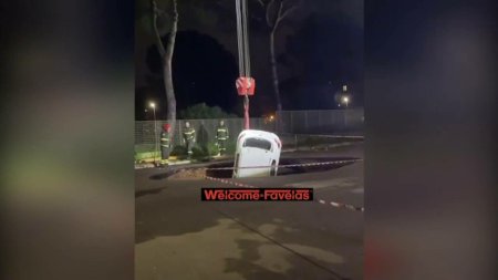 Momentul in care o groapa uriasa inghite doua masini parcate pe o strada din Roma