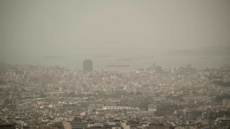 Nori grosi de praf si <span style='background:#EDF514'>NISIP</span> din Sahara fac irespirabil aerul din Atena. Grecii se confrunta cu temperaturi de 32°C