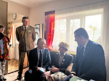 Un veteran de razboi in varsta de 105 ani din Republica Moldova a fost <span style='background:#EDF514'>DECORAT</span> de Klaus Iohannis