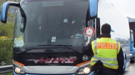 Autocar din <span style='background:#EDF514'>ROMAN</span>ia, blocat de politistii germani pe autostrada. Pasagerii, nevoiti sa-si continue calatoria cu microbuze
