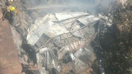 Zeci de oameni au murit, dupa ce <span style='background:#EDF514'>AUTOBUZUL</span> in care se aflau a cazut de pe un pod si a luat foc, in Africa de Sud
