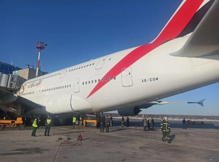 Un camion se in<span style='background:#EDF514'>CASTRE</span>aza intr-un Airbus A380 apartinand Emirates pe Aeroportul Domodovo din Mosvova