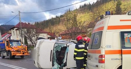 Un microbuz cu pasageri s-a rasturnat la Prisaca Dornei. Cinci din sase persoane au ajuns la spital | VIDEO