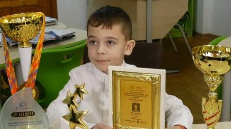 El este Iustin, campion la aritmetica mentala, la doar 8 ani. Are o adevarata colectie de <span style='background:#EDF514'>DIPLOME</span> si medalii: Sora mea m-a motivat