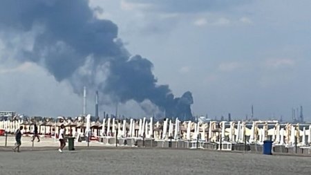 Fum dens la Rafinaria Petromidia din <span style='background:#EDF514'>NAVODARI</span>. S-a activat planul rosu de interventie / ISU Constanta: A fost o explozie