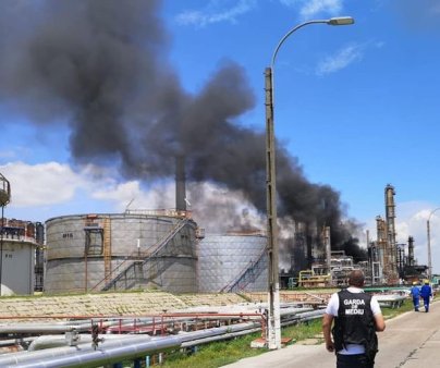 Explozie la Rafinaria <span style='background:#EDF514'>PETROMIDIA</span>! S-a activat Planul Rosu de Interventie