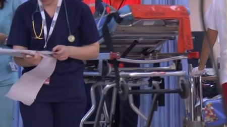O asistenta medicala din Neamt este acuzata de colegi ca i-a <span style='background:#EDF514'>ESCROC</span>at: Plangea ca are probleme. Si-a schimbat masina