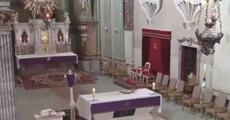 Catolicii celebreaza Pastele duminica, 31 martie. Stropitul, cea mai cunoscuta <span style='background:#EDF514'>DATINA</span> VIDEO