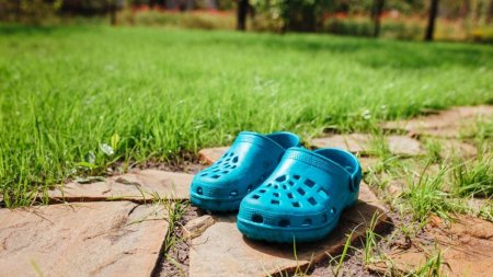 Cum sa <span style='background:#EDF514'>PORTI</span> Crocs la toate tinutele tale? 3 sfaturi de styling pentru femei