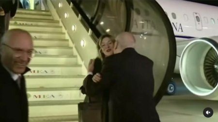 Premierul libanez a confundat-o pe <span style='background:#EDF514'>GIORGI</span>a Meloni cu asistenta ei. VIDEO viral cu momentul in care o pupa la scara avionului