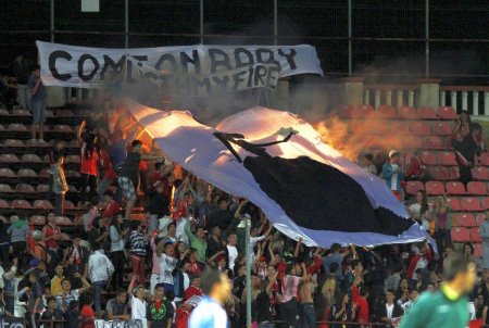 Pyro, bannere si injurii la adresa Stelei » Ce s-a intamplat cand Dinamo a jucat cu femei si copii in tribune: imagini din <span style='background:#EDF514'>ARHIVA</span> GSP