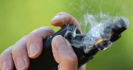 Expertii ii avertizeaza pe parinti sa nu vapeze in apropierea copiilor.  Vaporii pot provoca acumularea de substante <span style='background:#EDF514'>CHIMICE</span> care duc la aparitia cancerului