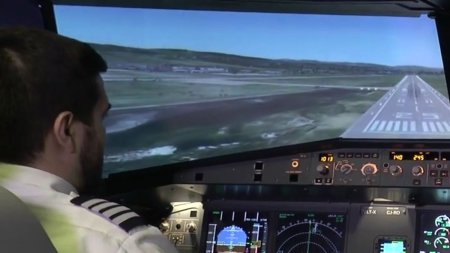 Imagini cu cel mai modern simulator de zbor din Romania. Este o copie fidela a unui Airbus 320