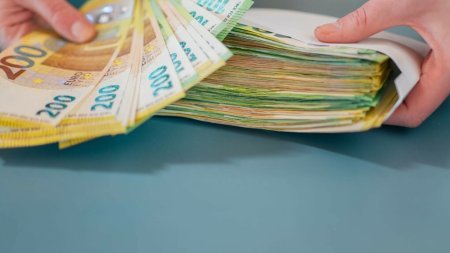 O femeie din Piatra-Neamt a gasit un plic cu 17.000 euro in parcarea unei clinici medicale. Ce a urmat