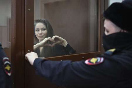 <span style='background:#EDF514'>JURNALISTA</span> rusa Antonina Favorskaia, care a suprins ultimele imagini cu Navalnii in viata, a fost arestata preventiv pentru doua luni, in dosarul de „extremism” | VIDEO