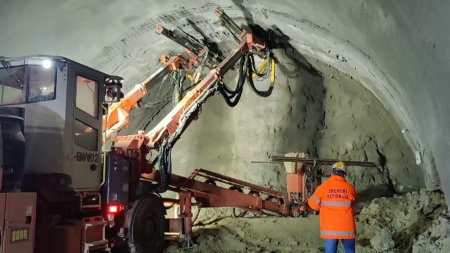 Stadiul lucrarilor de la primul tunel forat in stanca pe autostrada Sibiu-Pitesti. Drumul va avea 123 de km