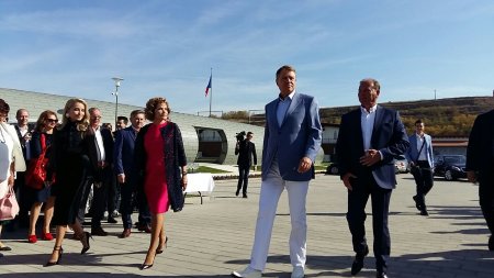 Klaus Iohannis, fotografiat alaturi de sotia Carmen pe terenul de golf de la <span style='background:#EDF514'>PIAN</span>u de Jos, potrivit presei locale